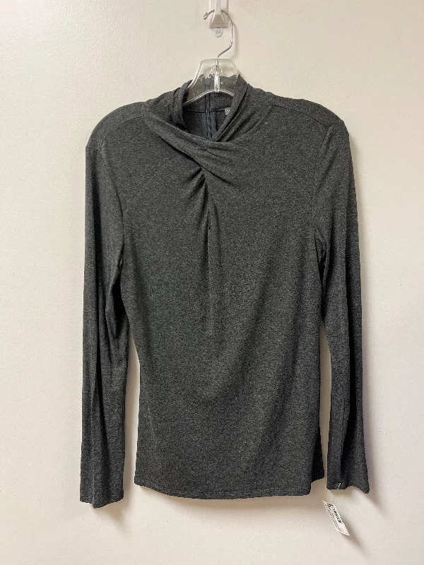 Top Long Sleeve By Vince Camuto In Grey, Size: S